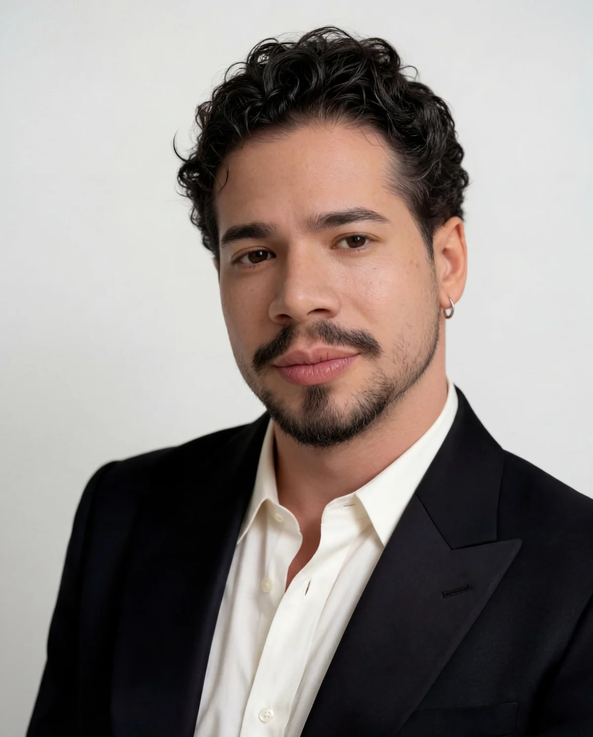 Marcelo Martinelli, de terno escuro e camisa clara, em retrato de estúdio